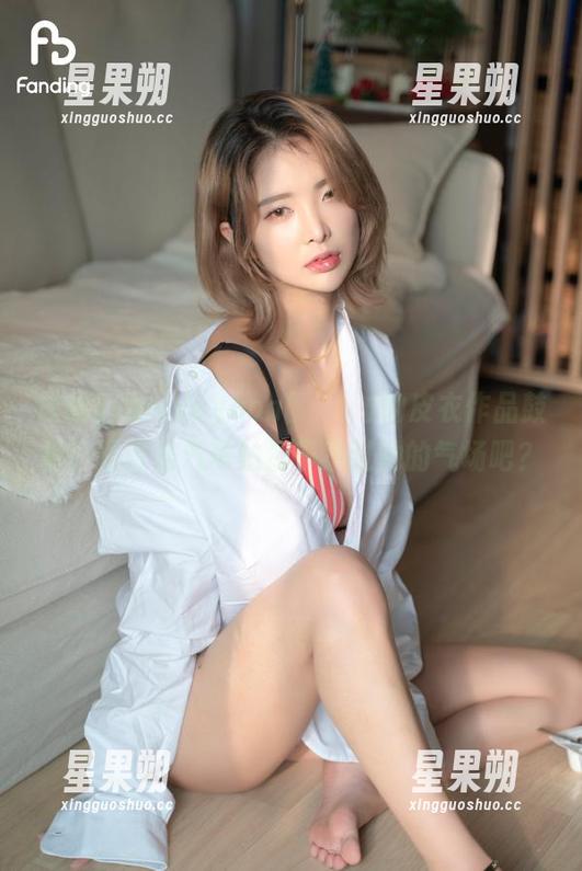 让我们为Hyoyeon(김효연)的皮衣作品鼓掌！就算是汽车站都干不过她的气场吧？-星果朔