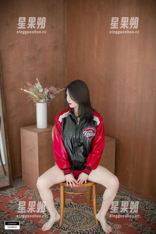 写真、照片里的Min.E(민이)，就是那种一眼看透的迷人感觉吧？-星果朔