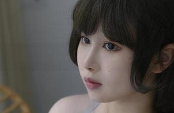 PAKI草莓酱的泳池日常：原图里那些轻松的姿势