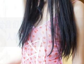 ROSI给我们带来的原图，嫩学妹制服让人瞩目，她在干嘛呢？