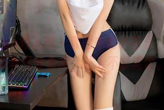 Xiuren秀人网 - 套图中的小芭乐，泳装带着几分俏皮，让人不禁莞尔。