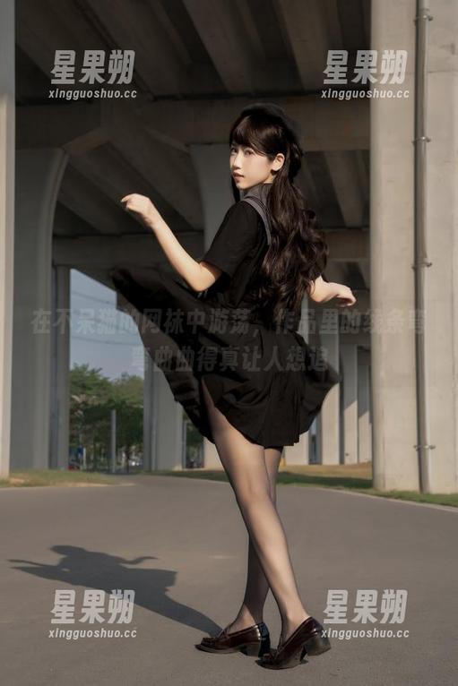 在不呆猫的网袜中游荡,作品里的线条弯弯曲曲得真让人想追-星果朔 在不呆猫的网袜中游荡,作品里的线条弯弯曲曲得真让人想追-星果朔
