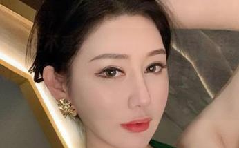 微密圈 - 在不爱笑的赛琳的高清写真里，西服与渔网丝袜的相遇居然成了最佳搭档，光影交错好有趣！