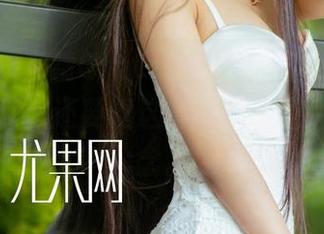 尤果网 - 郝晴Grace的眼镜，明明可以靠颜值，偏偏还要靠这套写真和图片增加悬念。