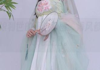 分享抖娘利世的海边套图，海风都似乎在对她挑眉。