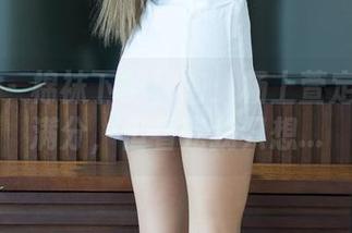 推女神 - 棉袜下的秘密：杨上萱定制写真满分，但看完我只想...