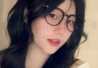 是一只废喵了短裙，定制写真中的那一缕淡淡“废气”