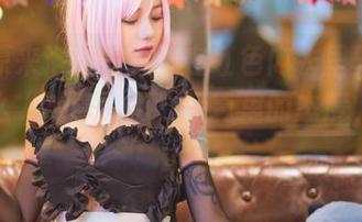 哦，原来洛丽塔大哥在红色内衣里真显得不那么“纯真”了，写真里的态度，亮了！