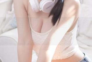 清水由乃校园漫步，瞧！这张原图滑稽可爱。