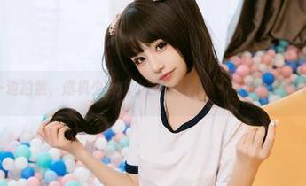 一边喝酒一边拍照，爆机少女喵小吉高清写真：微醺时刻，你敢看吗？