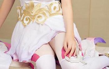 爱尤物 - 李丽莎的制服写真分享——当你终于找到完美的白领造型！