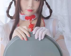 在泳池边，白烨烨变成了cos界的洪荒之力，图包炸裂！