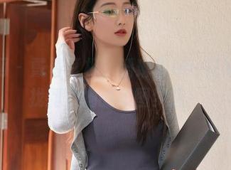 秀人网 - 戴着耳机，潘琳琳ber在运动中找到了她的美图梦想！