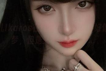 腐团儿Ikaros在红裙里的美图：好像在拍梦，但是又不是那种梦...