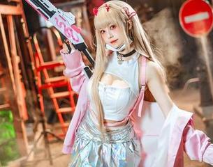 当最新图册遇见蜜汁猫裘，制服不只是一件衣服，还是一种态度。