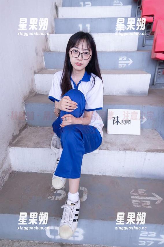 袜啵啵 - 精选小淳的网袜图集，注意力完全集中在腿上了。-星果朔