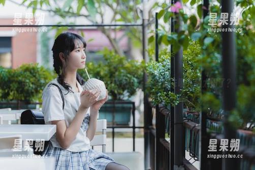 民宿里的西瓜少女，淡蓝JK图包，究竟是去哪儿晒太阳了？-星果朔