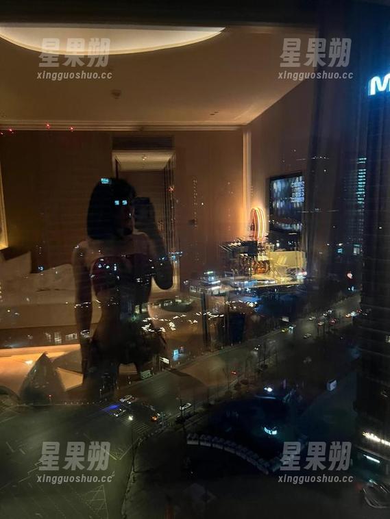 微密圈 - 海边日光浴千千万，却只有詹詹那一抹最吸睛的色彩。-星果朔