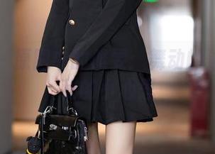 语画界 - 原图中的雅雯：舞动的泳装和隐秘的小心思