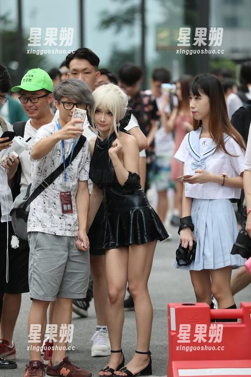 魔镜街拍 - 婷婷的最新冷艳合集:简约灰裙搭配丝滑诱惑,午后也能静谧如画。-星果朔 魔镜街拍 - 婷婷的最新冷艳合集:简约灰裙搭配丝滑诱惑,午后也能静谧如画。-星果朔
