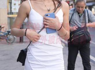 魔镜街拍 - 今天的更新是艾小青的超短裙套图，结果意外被肉丝拯救了！