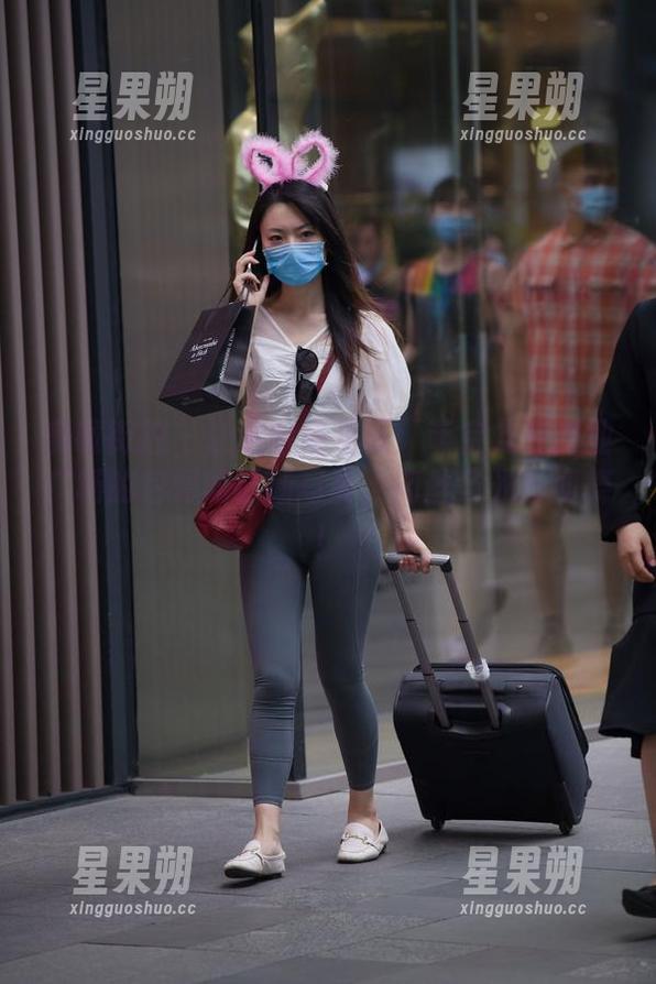 魔镜街拍 - 让哈哈镜见证：萌宝儿在商业广场的包臀裙最新写真，肉丝与光影同舞！-星果朔