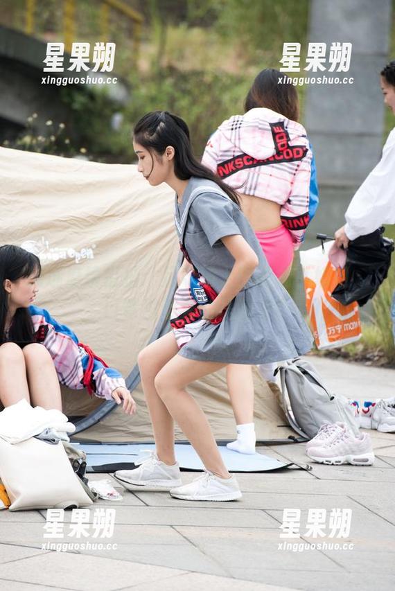 精选魔镜街拍:足球场上的美腿小姐姐,口罩里藏着的是晴天?-星果朔 精选魔镜街拍:足球场上的美腿小姐姐,口罩里藏着的是晴天?-星果朔