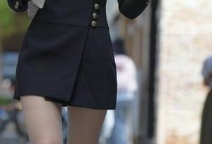 “魔镜街拍”原图：看这里！小姐姐的油亮丝袜教你怎么优雅穿越城市